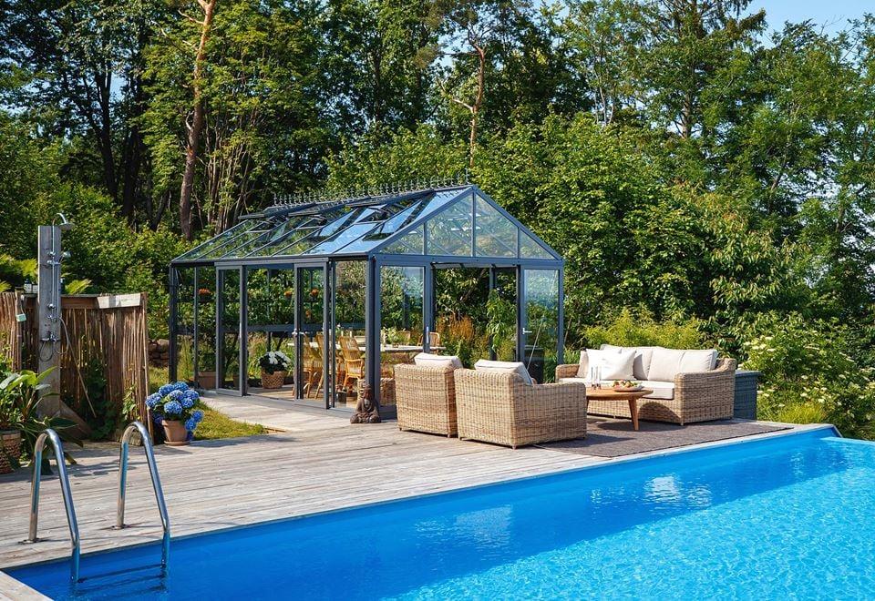 green-room-classic-vaxthus-kattvik-pool-uteplats.jpg